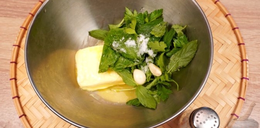 Молодая кукуруза гриль с зелёным маслом