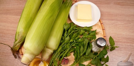 Молодая кукуруза гриль с зелёным маслом