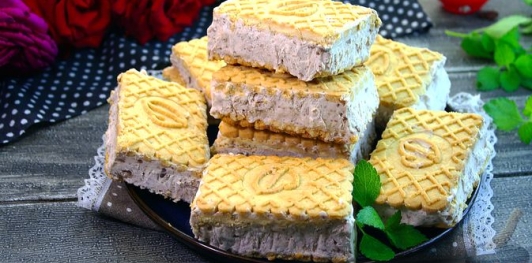 Мороженое-сэндвич из маскарпоне и сливок с печеньем