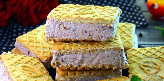 Мороженое-сэндвич из маскарпоне и сливок с печеньем