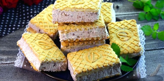 Мороженое-сэндвич из маскарпоне и сливок с печеньем