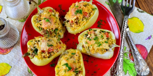 Перец, фаршированный кускусом с грибами и помидорами (в духовке)