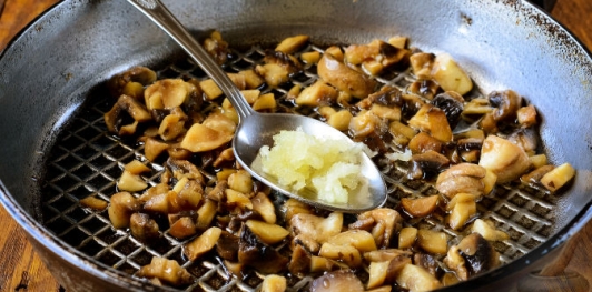 Перец, фаршированный кускусом с грибами и помидорами (в духовке)