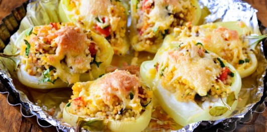 Перец, фаршированный кускусом с грибами и помидорами (в духовке)