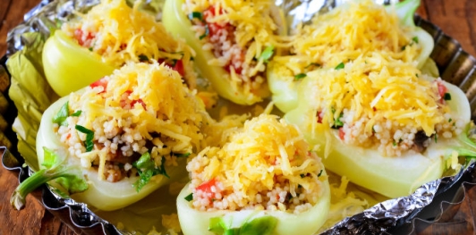 Перец, фаршированный кускусом с грибами и помидорами (в духовке)