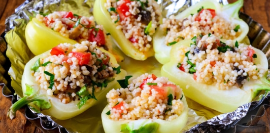 Перец, фаршированный кускусом с грибами и помидорами (в духовке)