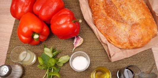 Перечная паста с чесноком и гранатовым соусом