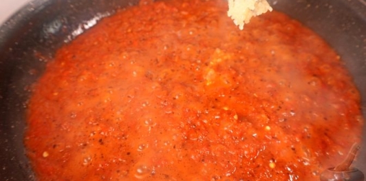 Перечная паста с чесноком и гранатовым соусом