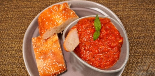 Перечная паста с чесноком и гранатовым соусом