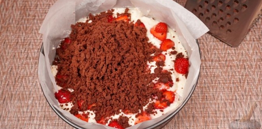 Пирог с шоколадной крошкой, клубникой и творогом