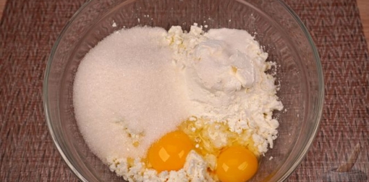 Пирог с шоколадной крошкой, клубникой и творогом