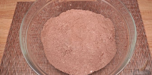 Пирог с шоколадной крошкой, клубникой и творогом