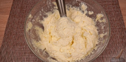 Пирог с шоколадной крошкой, клубникой и творогом