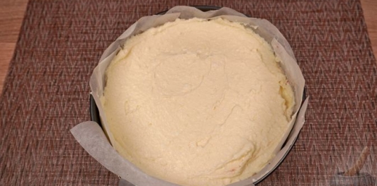 Пирог с шоколадной крошкой, клубникой и творогом