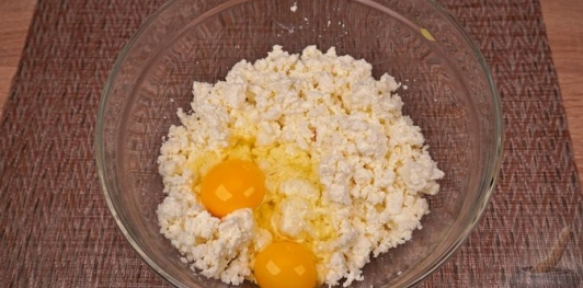 Пирог с шоколадной крошкой, клубникой и творогом