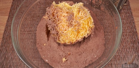 Пирог с шоколадной крошкой, клубникой и творогом