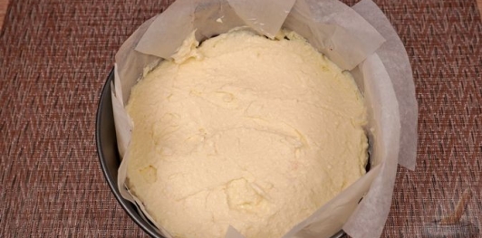 Пирог с шоколадной крошкой, клубникой и творогом