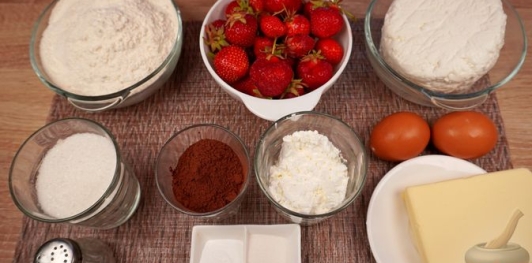 Пирог с шоколадной крошкой, клубникой и творогом