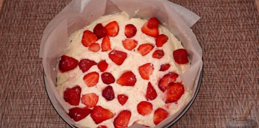 Пирог с шоколадной крошкой, клубникой и творогом