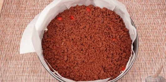 Пирог с шоколадной крошкой, клубникой и творогом