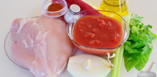 Рагу из курицы в томатном соусе с перцем и сельдереем, по-креольски