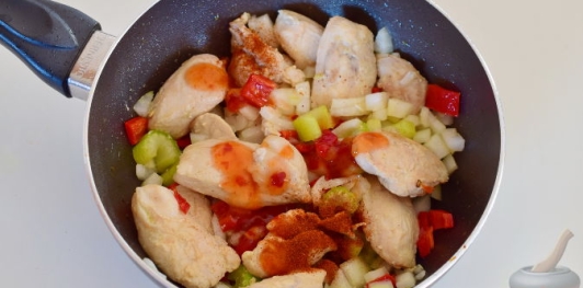 Рагу из курицы в томатном соусе с перцем и сельдереем, по-креольски