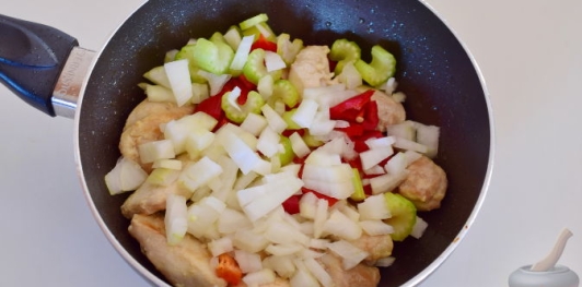 Рагу из курицы в томатном соусе с перцем и сельдереем, по-креольски