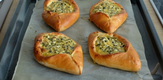 Расстегаи с сыром, кинзой и кунжутом