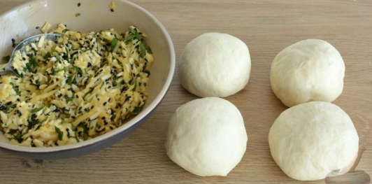Расстегаи с сыром, кинзой и кунжутом