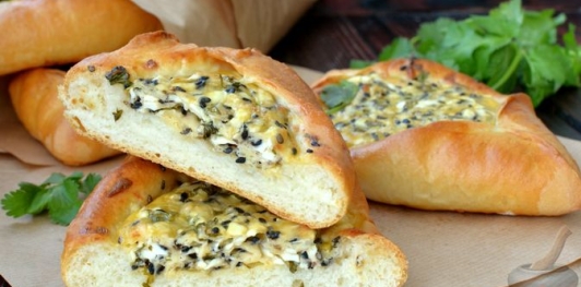 Расстегаи с сыром, кинзой и кунжутом