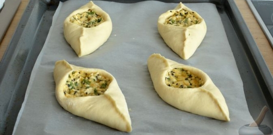 Расстегаи с сыром, кинзой и кунжутом