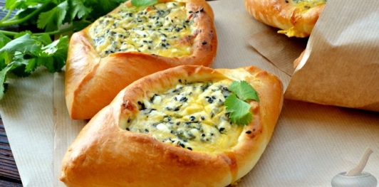 Расстегаи с сыром, кинзой и кунжутом