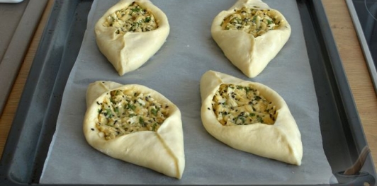 Расстегаи с сыром, кинзой и кунжутом