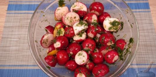 Редиска, маринованная в медово-чесночном маринаде