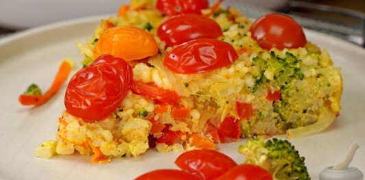 Рисовая запеканка с брокколи и помидорами черри