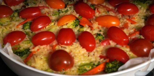Рисовая запеканка с брокколи и помидорами черри