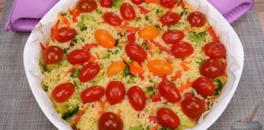 Рисовая запеканка с брокколи и помидорами черри