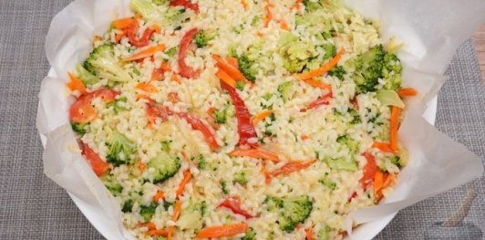 Рисовая запеканка с брокколи и помидорами черри