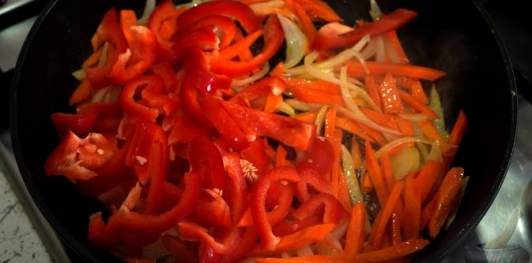 Рисовая запеканка с брокколи и помидорами черри