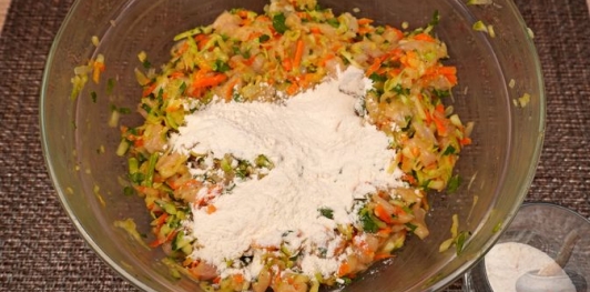 Рубленые куриные котлеты с кабачком