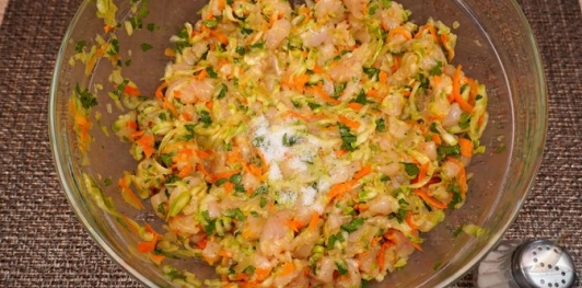 Рубленые куриные котлеты с кабачком