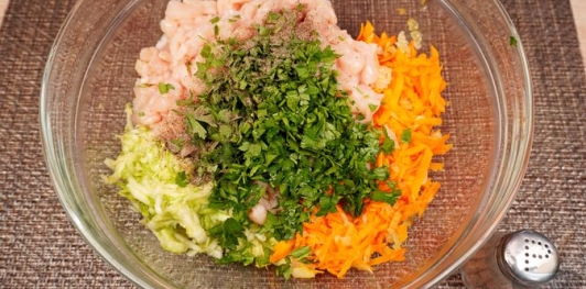 Рубленые куриные котлеты с кабачком