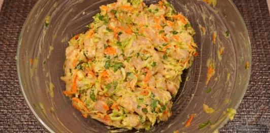 Рубленые куриные котлеты с кабачком
