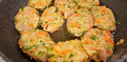 Рубленые куриные котлеты с кабачком