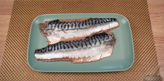 Рулет из скумбрии с морковью и огурцами, в беконе