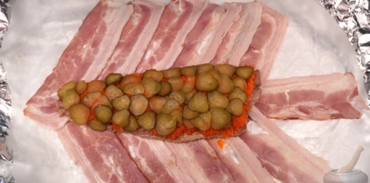 Рулет из скумбрии с морковью и огурцами, в беконе