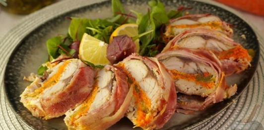 Рулет из скумбрии с морковью и огурцами, в беконе