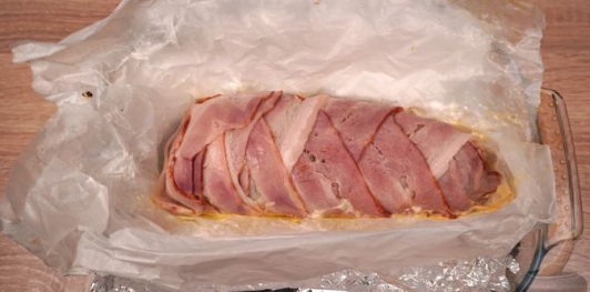 Рулет из скумбрии с морковью и огурцами, в беконе