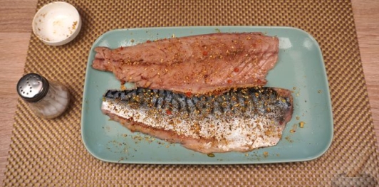 Рулет из скумбрии с морковью и огурцами, в беконе