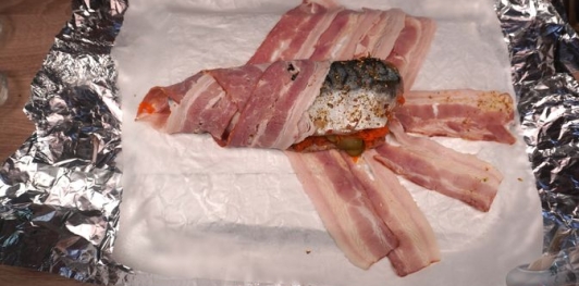 Рулет из скумбрии с морковью и огурцами, в беконе